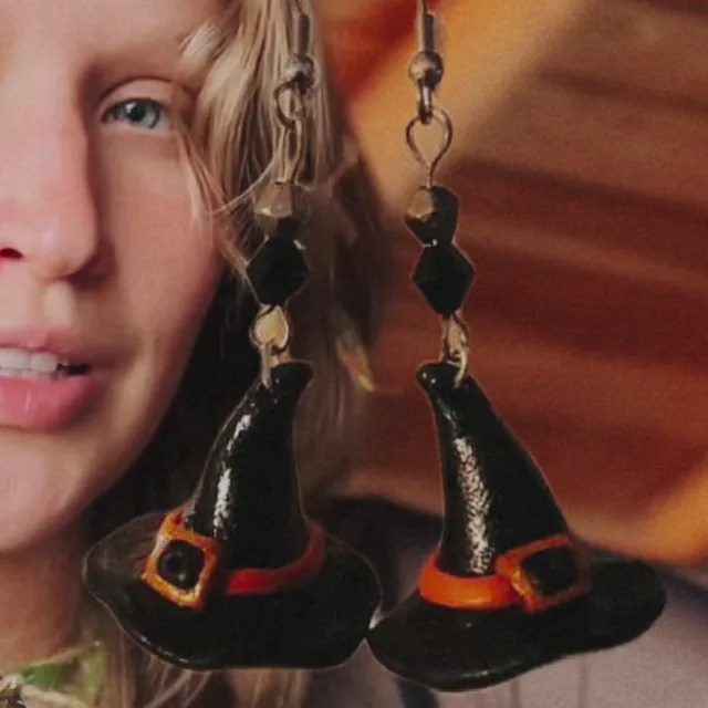 Aretes de sombrero de bruja de porcelanicrón negro con cinta naranja y hebilla, colgando de cuentas negras