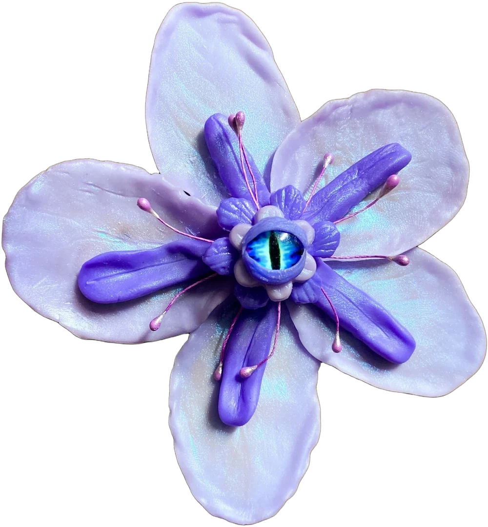 Flor de porcelanicrón de pétalos lila nacarados, con pistilos morados largos y un ojo azul de reptil en el centro